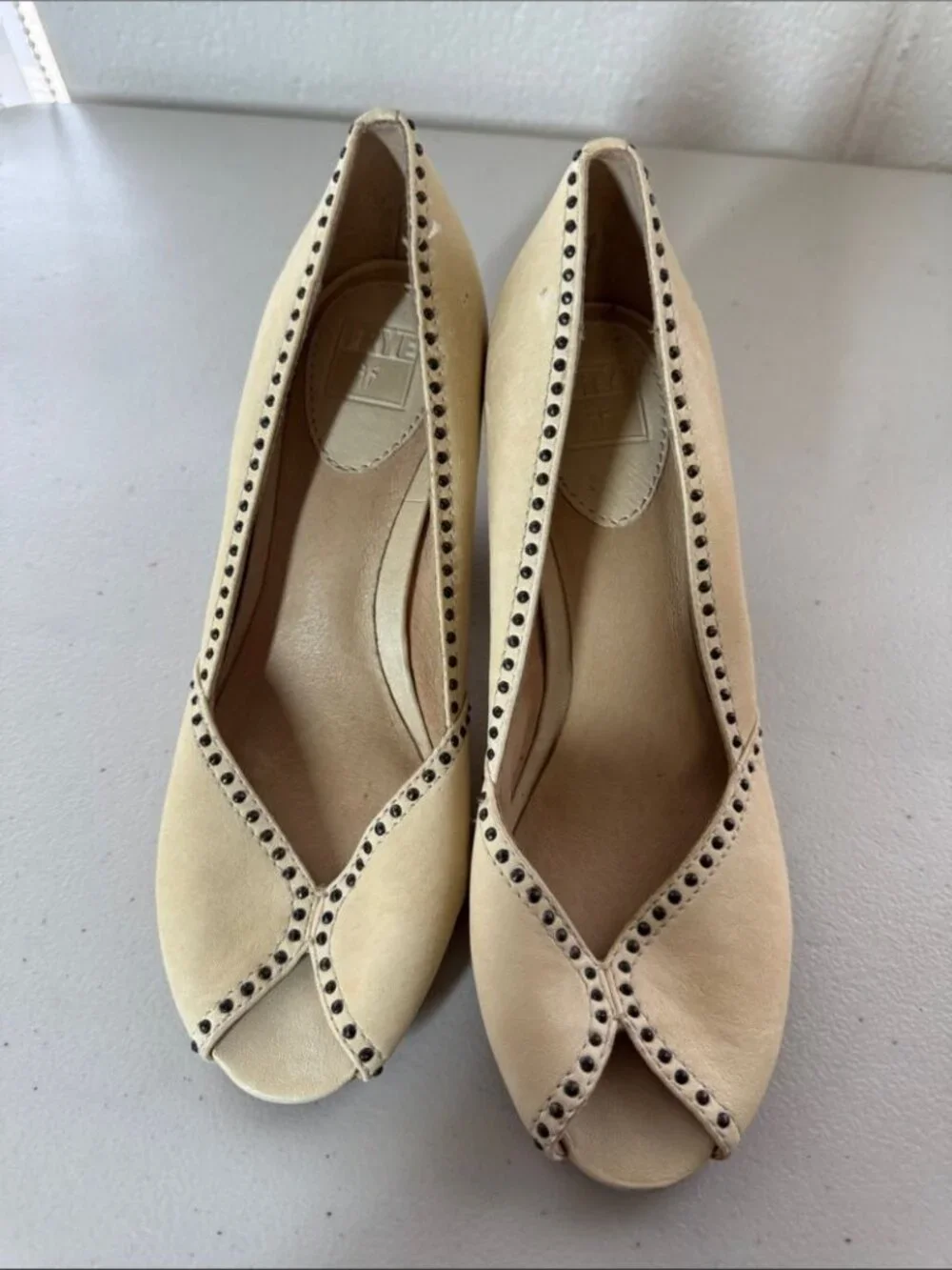 Frye Ivory Studded Peep Toe Low Heel Retro Size 8 Leather Boho Cottagecore - Picture 7 of 14